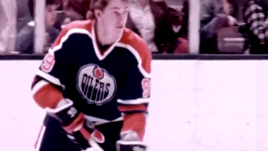 Screenshot of Wayne Gretzky playing hockey for the Edmonton Oilers